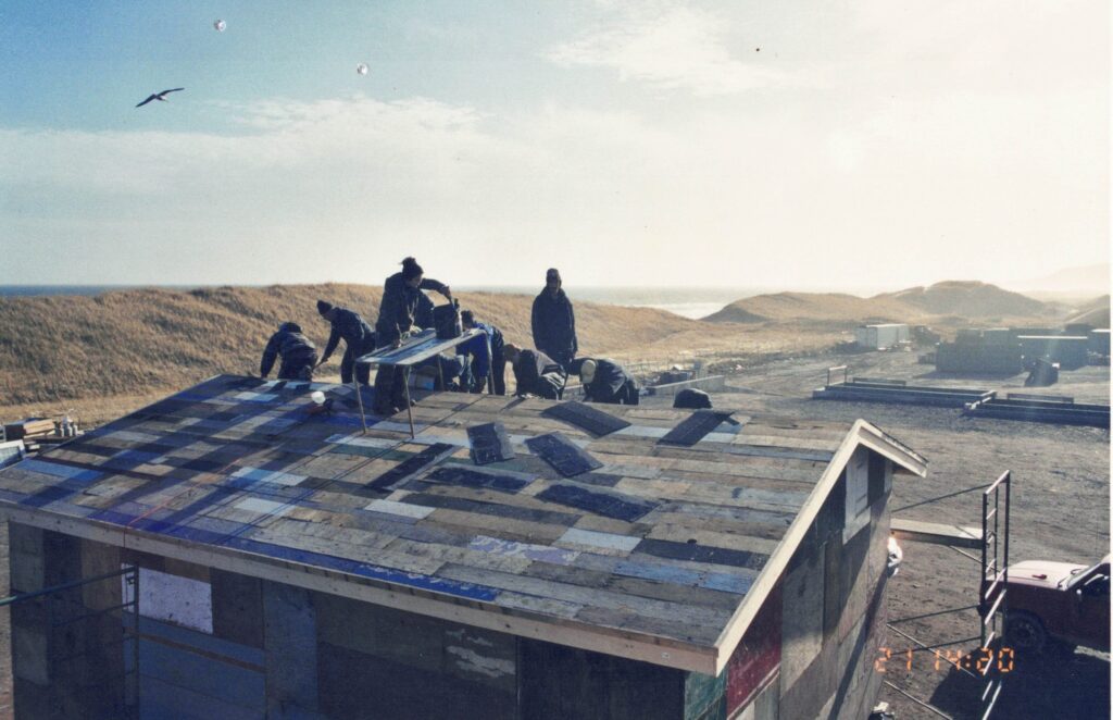 Photo de bénévoles et d'employés en insertion rénovant le toit de l'atelier de Ré-Utîles au CGMR